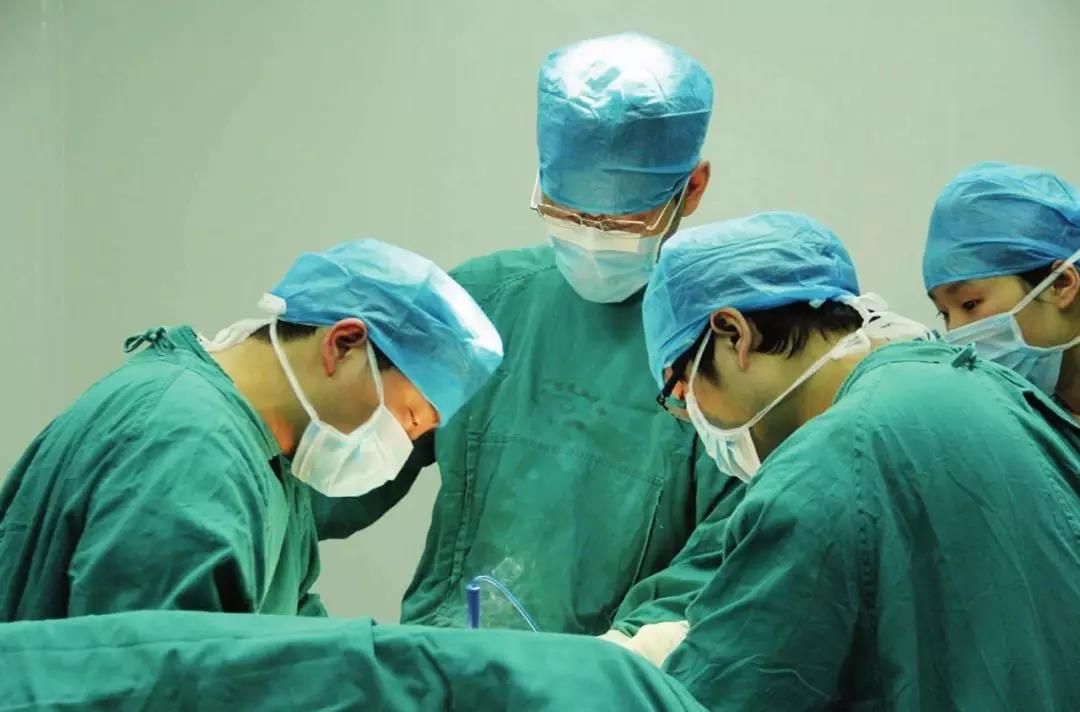 近看外科医生---手术台上的温情,狂暴和荤段子